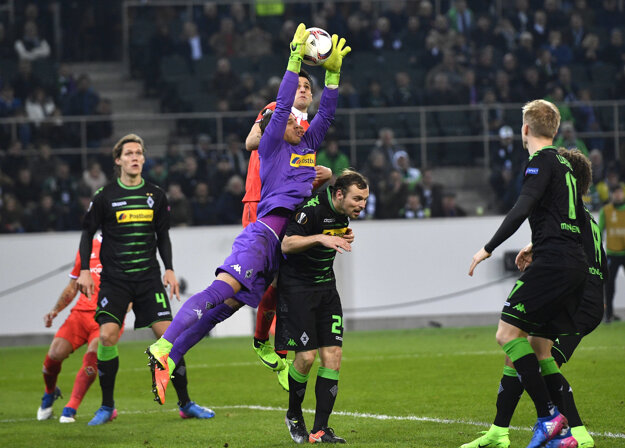 Brankár Yann Sommer z Borussie Mönchengladbach chytá loptu do svojich rúk.