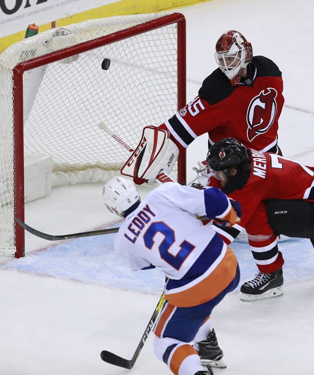 Nick Leddy z New Yorku Islanders míňa odkrytú bránu súpera.