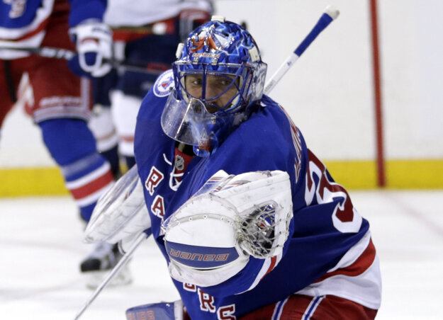 Henrik Lundqvist zasahuje v zápase proti Washingtonu.