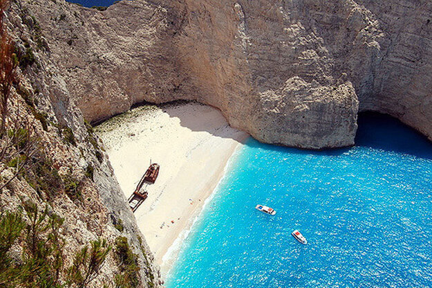 Populárna Navagio Beach na ostrove Zakynthos je dostupná iba loďou.