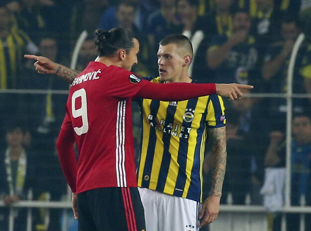 Martin Škrtel (vpravo) si počas pôsobenia vo Fenerbahce Istanbul stihol zahrať aj proti slávnemu Manchestru United. Na snímke s hviezdnym Zlatanom Ibrahimovičom.