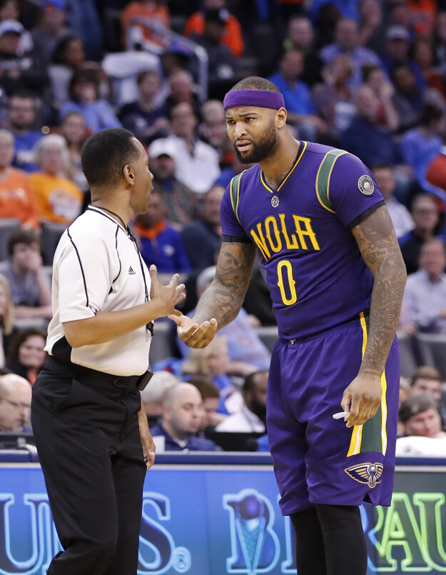 DeMarcus Cousins (vpravo) na víťazstvo v novom drese stále čaká.