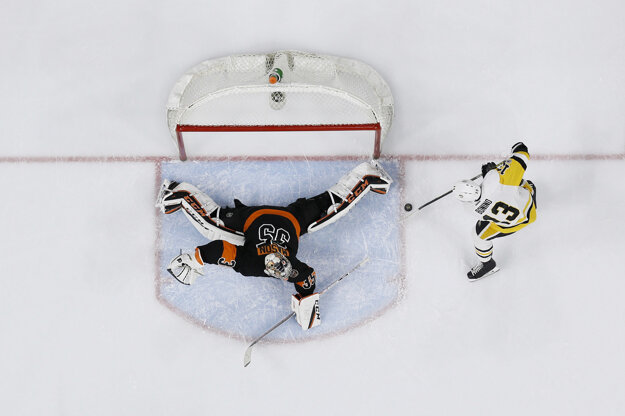 Brankár Steve Mason predviedol viacero skvelých zákrokov.