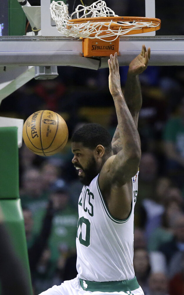 Amir Johnson z Bostonu smečuje v zápase proti Miami.