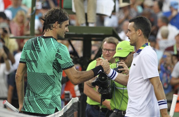 Roger Federer (vľavo) prijíma gratuláciu od Roberta Bautistu Aguta.