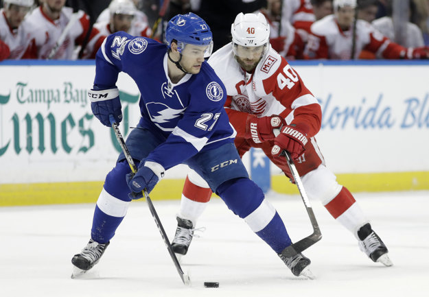 Henrik Zetterberg (vpravo) zaznamenal v zápase proti Tampe Bay 900. bod kariéry.