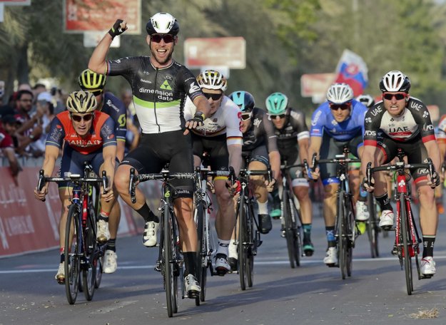 Mark Cavendish vyhráva prvú etapu februárových pretekov Okolo Abú Zabí.