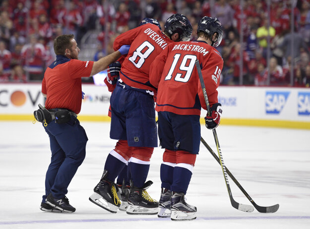 Najväčšia hviezda Washingtonu Capitals Alexander Ovečkin opúšťa za pomoci spoluhráčov ľad v piatom zápase série play-off proti Torontu. V druhej časti hry sa však do zápasu vrátil.