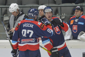 Obranca Michal Čajkovský (vpravo) patrí medzi nováčikov na svetovom šampionáte. V slovenskom tíme je ich viac ako tretina. 