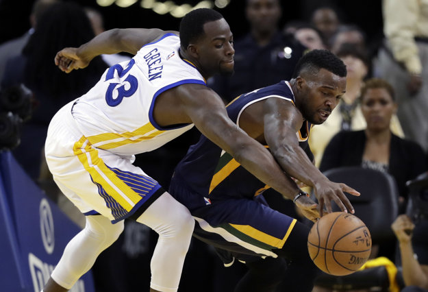 Draymond Green (vľavo) predviedol skvelý výkon.