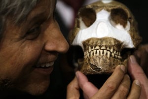 Profesor Adam Habib s rekonštrukciou tváre Homo naledi z predstavenia nového druhu v roku 2015.