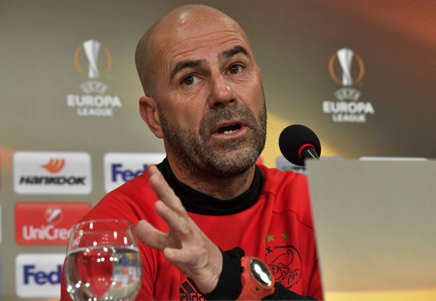 Tréner Ajaxu Peter Bosz dal svojim tímom pripomenúť na slávnu éru Johana Cruijfa.