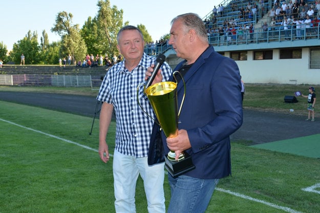 Pohár víťazom odovzdal predseda ZsFZ Pavol Šipoš, po jeho pravici predseda ObFZ Komárno František Nagy