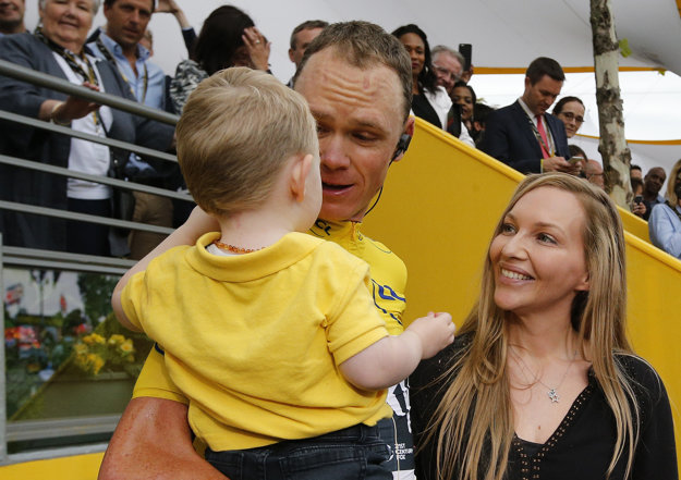Chris Froome v cieli svojej etapy so synom Kellanom a manželkou Michelle.