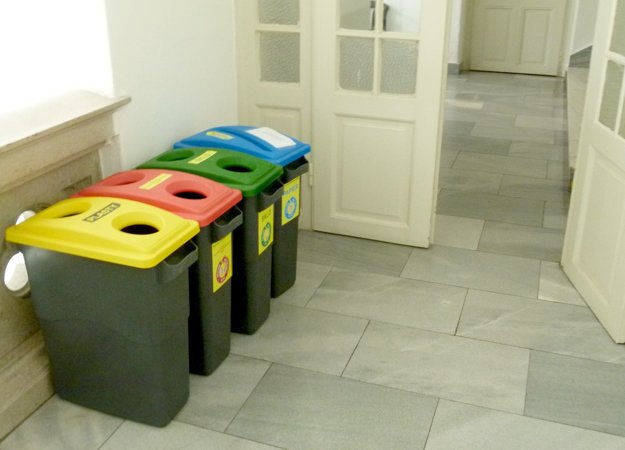 Na chodbách mestského úradu sú takéto nádoby na separovanie.