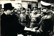 Jozef Tiso odovzdáva dar nemeckému veliteľovi Slovenska generálovi Hofflemu za potlačenie Slovenského národného povstania v Banskej Bystrici v októbri 1944.