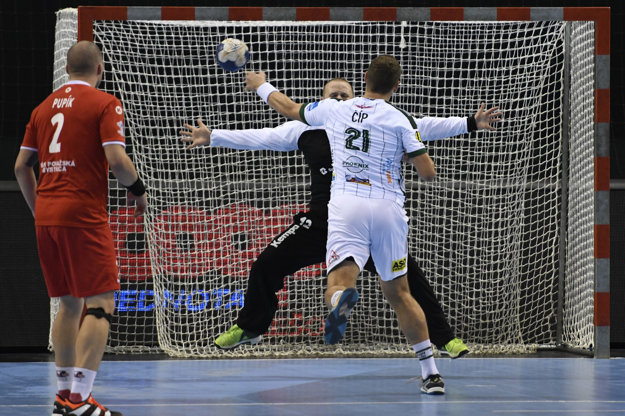 Na snímke vpravo gól strieľa Tomáš Číp (Tatran), vľavo Stanislav Pupík a v pozadí brankár Ladislav Kovačin (obaja MŠK) v dohrávke 1. kola Slovnaft Handball extraligy Tatran Prešov - MŠK Považská Bystrica.