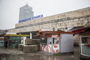 Stánky s občerstvením pred starou autobusovou stanicou Mlynské nivy.