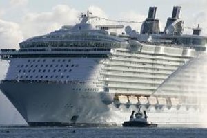 Najväčšia aj najkomfortnejšia. Oasis of the Seas ponúka na svojej palube aj množstvo bazénov či simulátor surfovania.