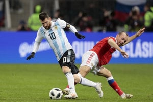 Lionel Messi(vľavo)počas prípravného zápasu v Rusku. 