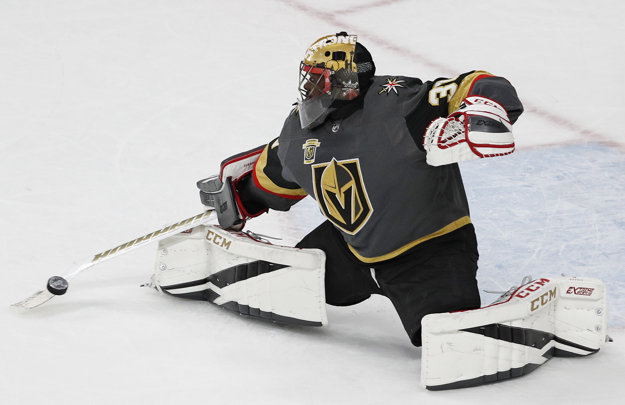 Pri jednej zo šancí zasahuje brankár Vegas Malcolm Subban.