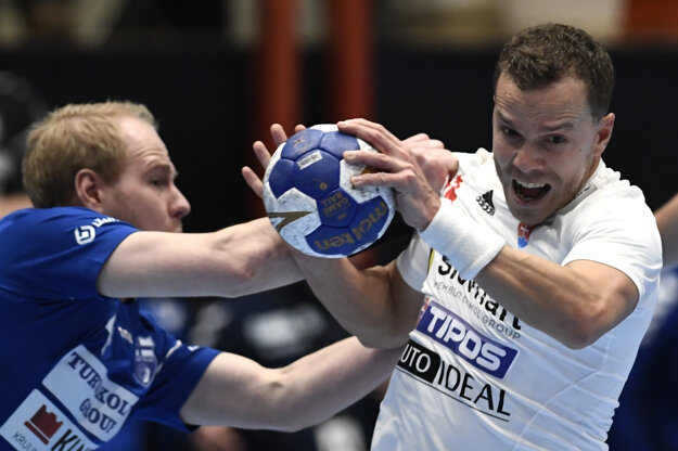 Miroslav Volentics (vpravo) sa stal najlepším hráčom duelu na slovenskej strane.