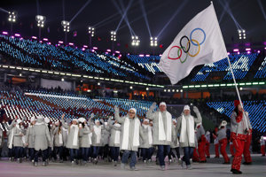 Ruskí športovci počas otváracieho ceremoniálu. Pod olympijskou vlajkou pôjdu aj na tom záverečnom.
