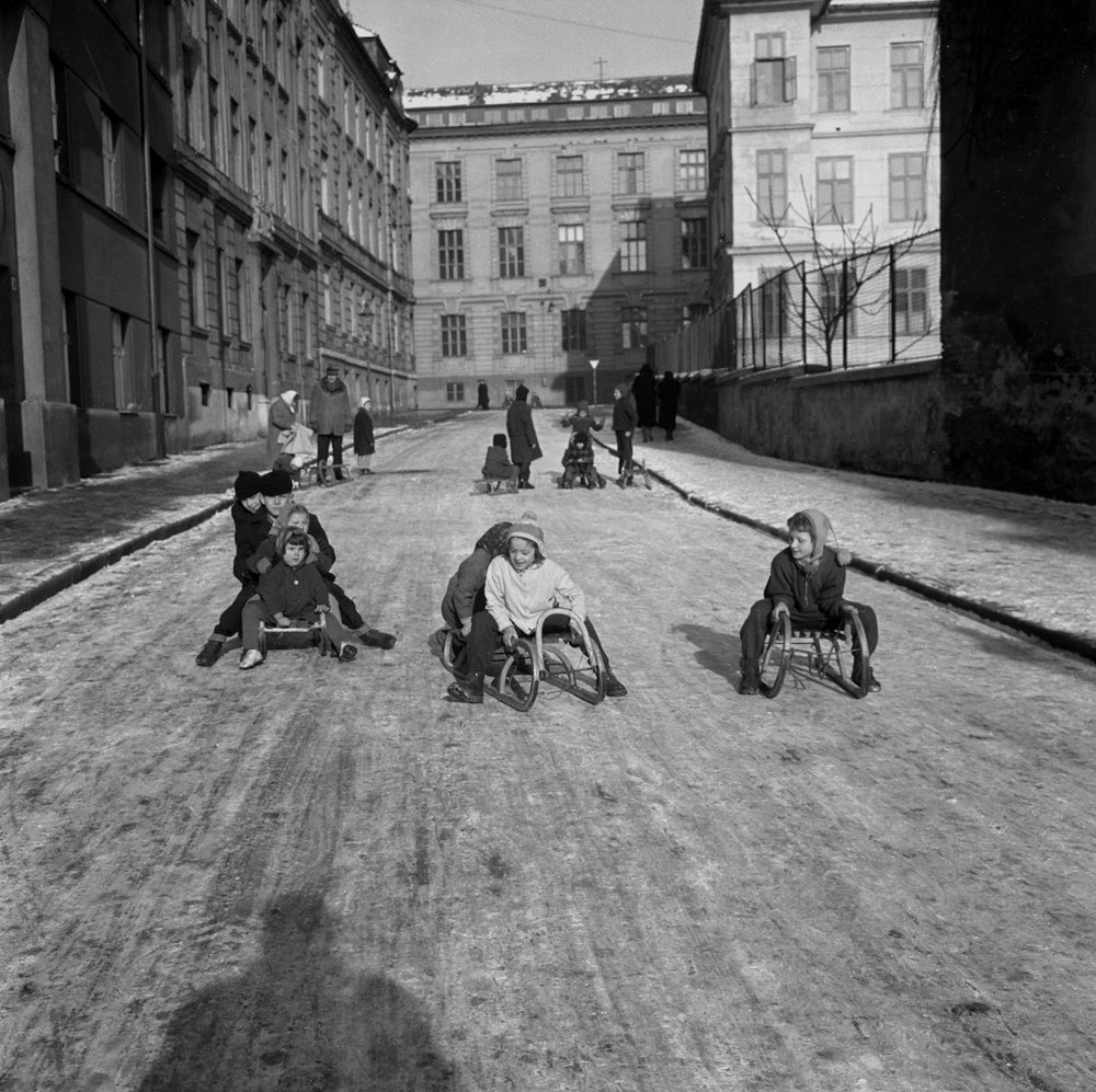 Na archívnej snímke z 11. januára 1960 prvý sneh v Bratislave. Prvý sneh vylákal do ulíc a do hôr hlavného mesta Slovenska tisícky malých i dospelých