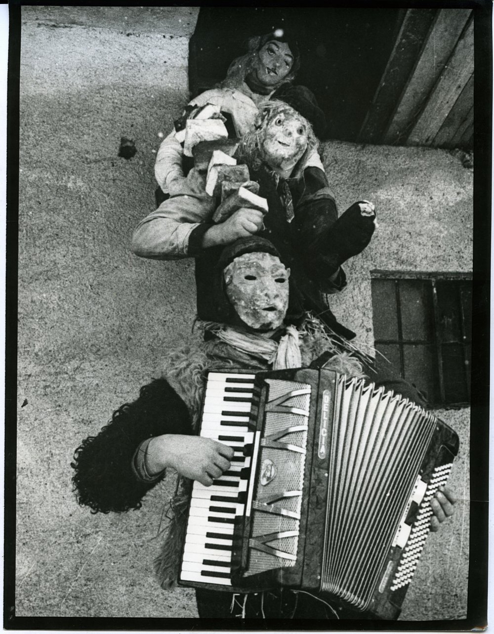 Vo väčšine fašiangových sprievodov vyhrávajú najlepší harmonikári z dediny, 1978