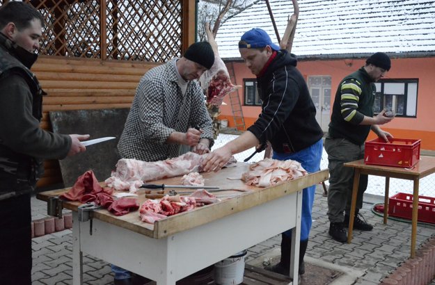 Súčasťou fašiangovej veselice v Dolnej Porube bola príprava zabíjačkových špecialít.