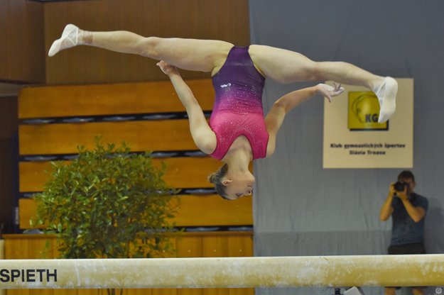 Barbora Mokošová (TJ Slávia UK Bratislava) vo finále na náradiach.
