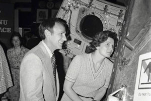 Tereškovová sa pozerá na veliteľský modul Apollo v Johnsonovom vesmírnom centre spolu s astronautom Alanom Beanom.
