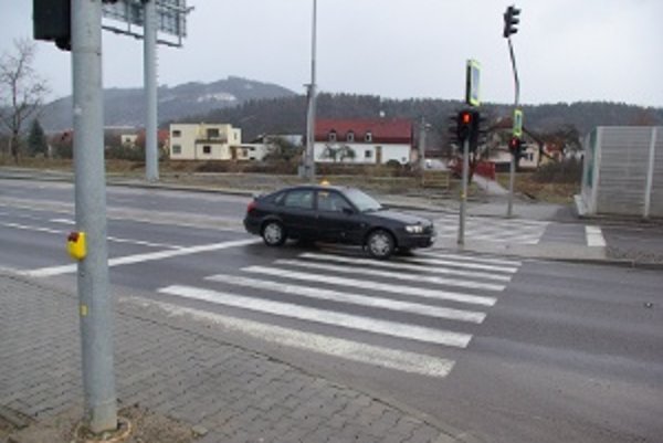 Priechod na privádzači. Zo zastávky  (vľavo vzadu) ho môžu riadiť šoféri MHD.
