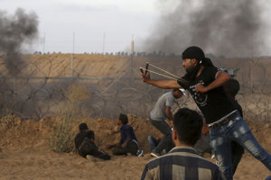 Protestujúci Palestínčania pri hraniciach Izraela s pásmom Gazy.