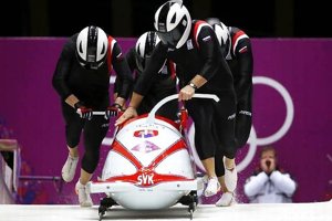 Bobrovčan (celkom vľavo) roztláčal boby na jednom krídle na olympijských hrách v Soči.