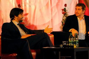 Robert Kaliňák a moderátor MDŽ Peter Marcin v Banskej Bystrici v roku 2010.