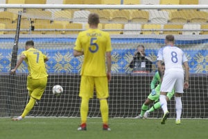 Andrij Jarmolenko premieňa pokutový kop.