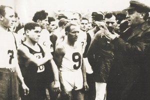 Rok 1936, posledné pokyny pred štartom od šéfa pretekov Vojtecha Bukovského. 