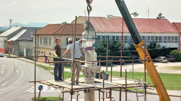 Demontáž sochy bola náročná.