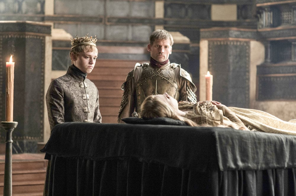 Dean-Charles Chapman ako mladý kráľ Tommen Baratheon a Nikolaj Coster-Waldau ako Jamie Lannister. Trúchlia nad telom mŕtvej Myrcelly Baratheon, Tommenovej sestry.