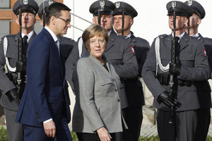 Poľský premiér Mateusz Morawiecki a nemecká kancelárka Angela Merkelová absolvujú vojensskú prehliadku vo Varšave. 
