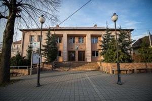 Miestny obecný úrad. Starosta Miroslav Chovanec tvrdí, že Slota v obci býva najmenej štyri roky. 