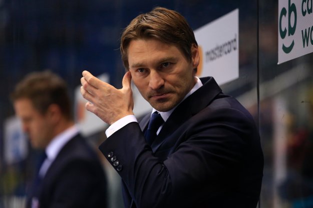 Tréner Slovana Vladimír Országh počas zápasu KHL HC Slovan Bratislava - Salavat Julajev Ufa v Bratislave 5. decembra 2018.