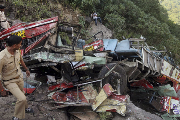 Nákladné auto zišlo z cesty, zomrelo najmenej šestnásť ľudí