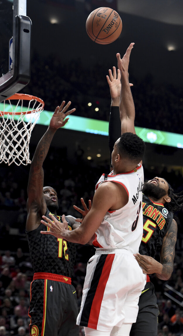 CJ McCollum zakončuje na kôš v zápase proti Atlante.