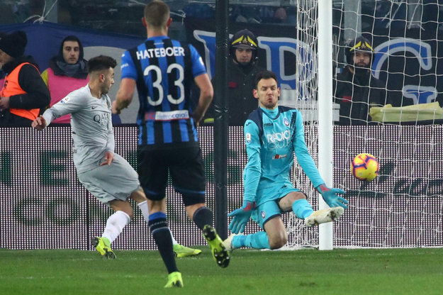 Stephan El Shaarawy (vľavo) strieľa gól AS Rím do siete Atalanty. Napokon Rimania získali iba bod.