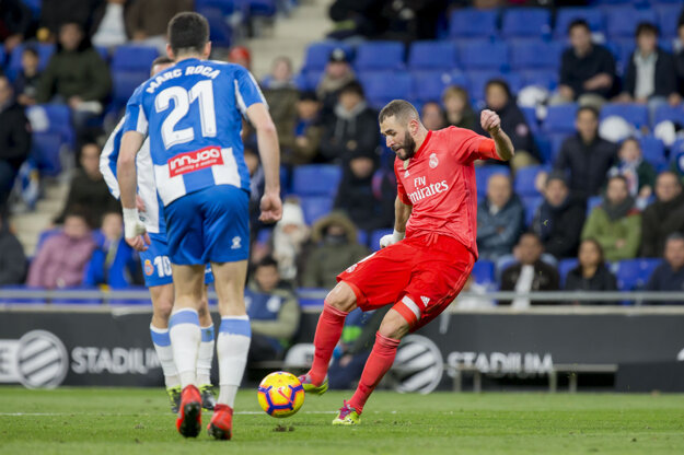 Karim Benzema (vpravo) strieľa jeden zo svojich gólov do siete Espanyolu.