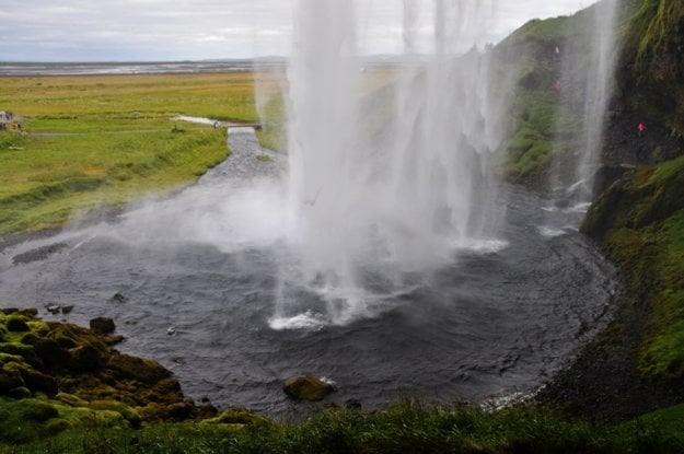 Vodopád Seljalandsfoss z jeho zadnej strany