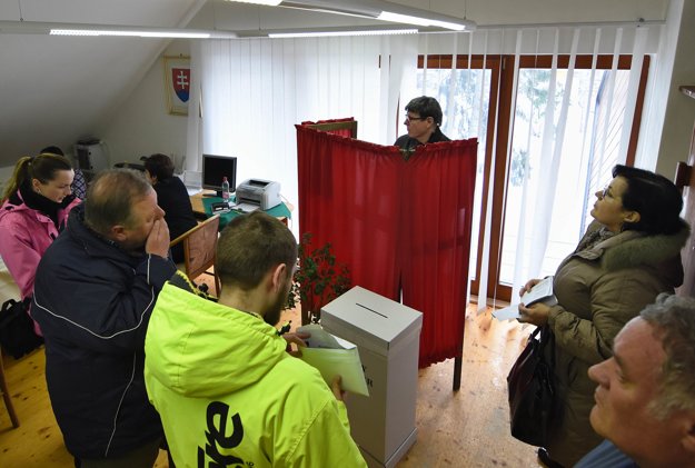 V najvyššie položenej volebnej miestnosti na Slovensku na Štrbskom Plese bolo plno. 