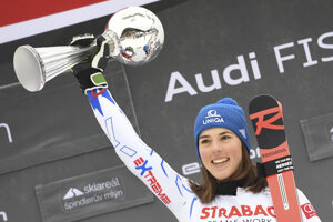 Petra Vlhová s trofejou za víťazstvo v obrovskom slalome v Špindlerovom Mlyne.